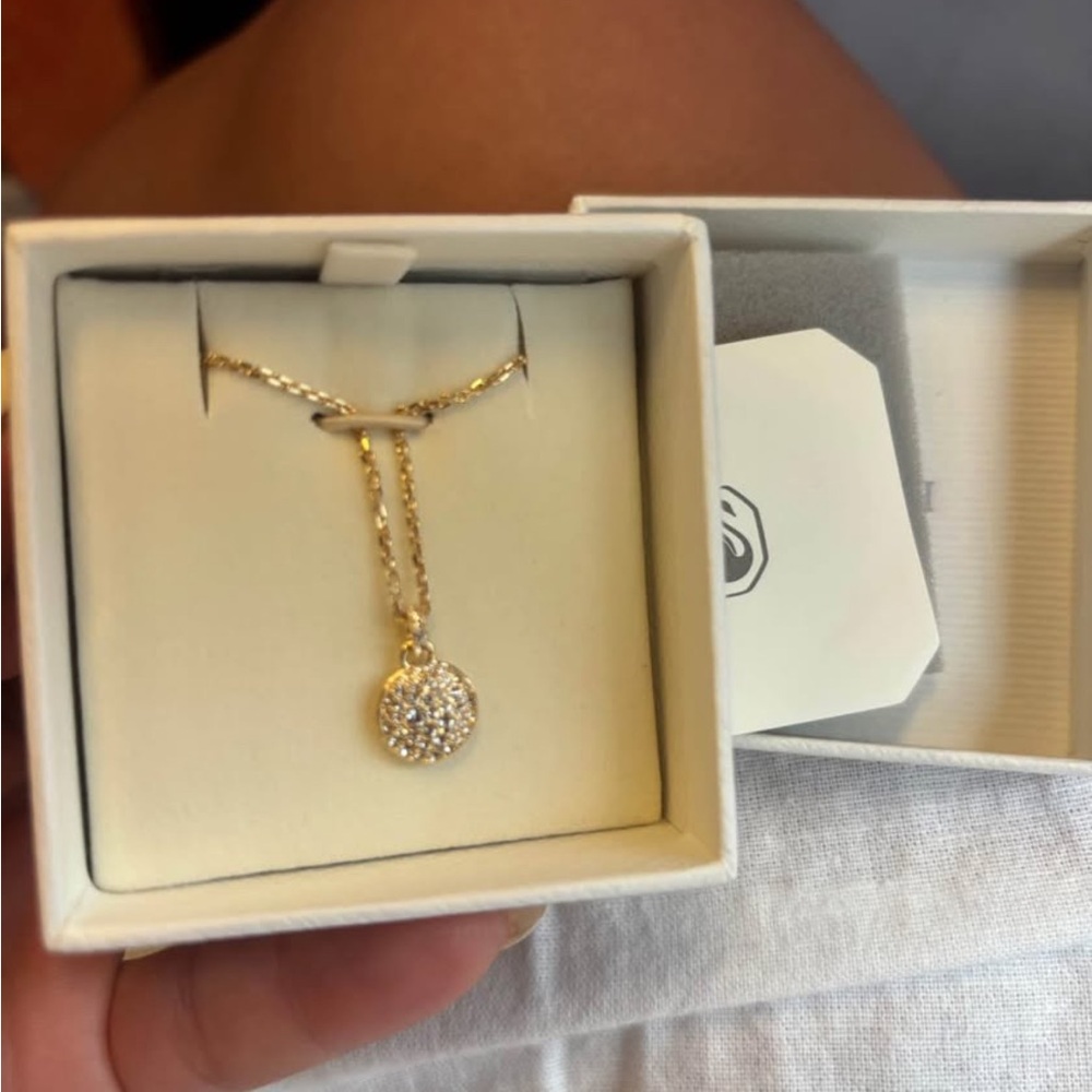 Elegant Gold Pendant Necklace